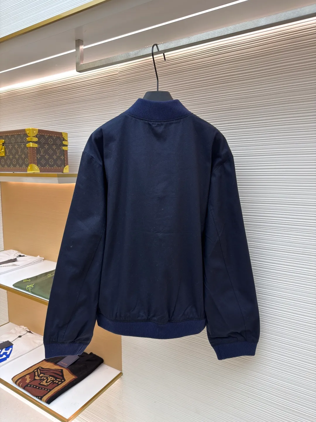 LOUIS VUITTON Little Martin Chapter Jacket ●Original version: 25400 purchased and developed ●Item number: 1680930-C55 ●Fabric: Oxford plain weave fabric ●Technology: embroidery production ●Version: fitted version ●Weight: about 790 grams ●Size: 44-46-48-50 ●Description: The fabric is made of [21s+16s Oxford plain weave], [warp and weft density 120*60], matching [cupro ammonia silk + cotton blended material lining], the front panel [positioning powder sweep template motorcycle left and right chapters], after the chapters are sewn together, there is [restored flower effect], the chapters are embroidered with [Tajima embroidery machine imported from Japan], and the bottom [non-woven cotton embroidery] Thread tatami stitch + outer short stitch hemming three-dimensional embroidery], [laser burning] to accurately cut the finished chapter, the middle microfiber material ear piece is hung with a hand-touch lacquered chain, the four-button buckle is all made of [natural seawater mother-of-pearl], the whole piece is [hand-polished to an oval shape and size], the surface is [letters engraved with a die and lathe], and [hand-made glue] is inlaid in the ancient golden base. The overall wiring is straight and delicate, the fabric is comfortable and soft, and the color is consistent without color difference. It can be matched with the same style to create a fashionable look and control various occasions. Customized accessories, complete with three standards, same style for men and women!
